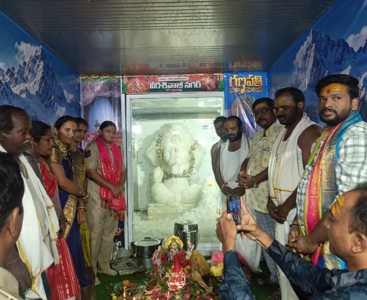 ఐస్ వినాయకుడిని దర్శించుకున్న ఎస్పీ జానకి - Udayam