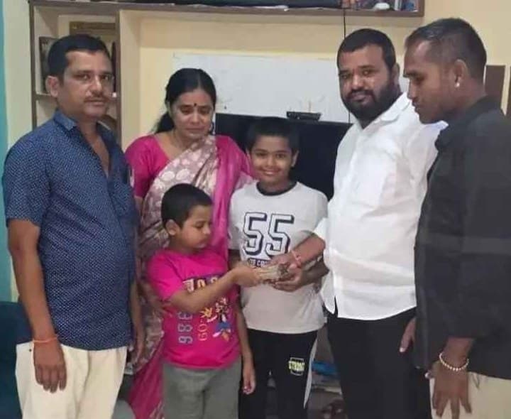 మోస్రా పూర్వ విద్యార్థుల మానవత్వం - Udayam