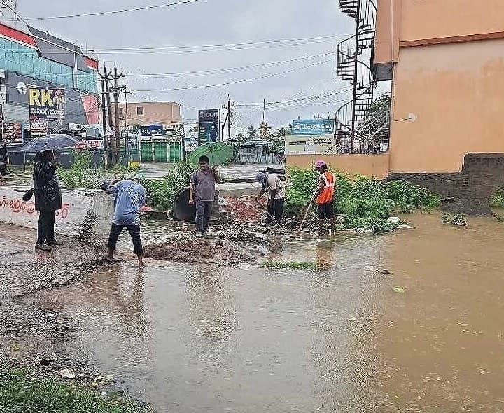 ఏలేశ్వరంలో రోడ్లపై చేరిన నీరు, తొలగించిన మున్సిపల్ సిబ్బంది