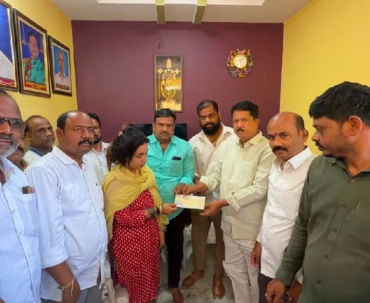 జలమండలి రీడర్ కుటుంబానికి ఎమ్మెల్యే మాధవరం కృష్ణారావు రూ.2 లక్షల సాయం - Udayam