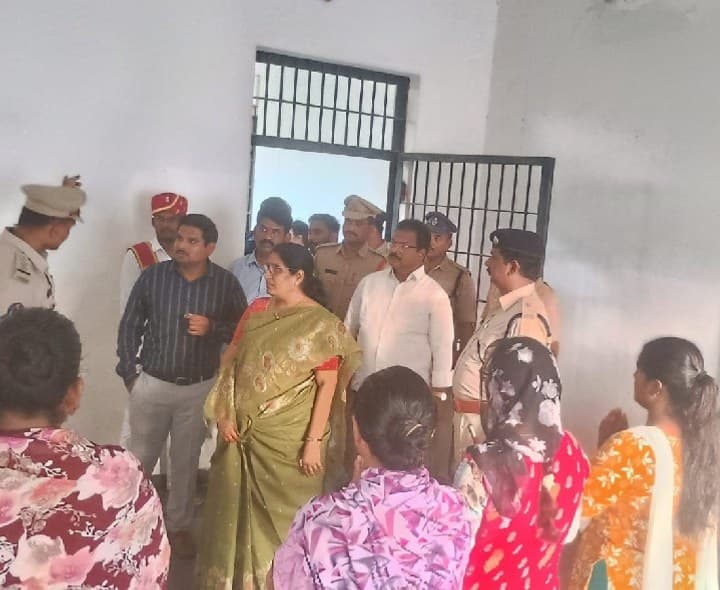 ఖైదీలకు న్యాయ సహాయం అందించాలి - Udayam