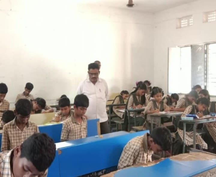 మోడల్ స్కూల్లో ఎంఈఓ తనిఖీ - Udayam