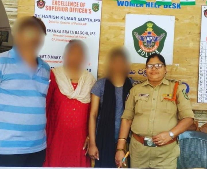 మహిళ ఆచూకీ కనిపెట్టి కుటుంబ సభ్యులకు అప్పగించిన విశాఖ పోలీసులు - Udayam