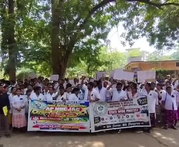 జిల్లా పరిషత్ వద్ద కాంట్రాక్ట్ ఉద్యోగుల నిరసన - Udayam