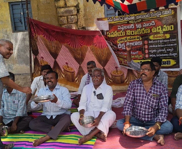 దీక్షా శిబిరంలో బిక్షటన చేస్తూ వీఆర్ఏల వినూత్న నిరసన - Udayam