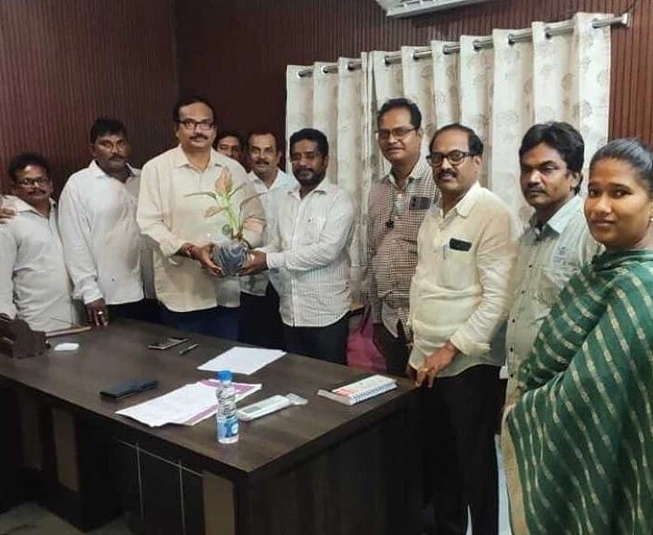 కరప ప్రత్యేక అధికారిగా శ్రీనివాసరావు బాధ్యతలు స్వీకరణ - Udayam