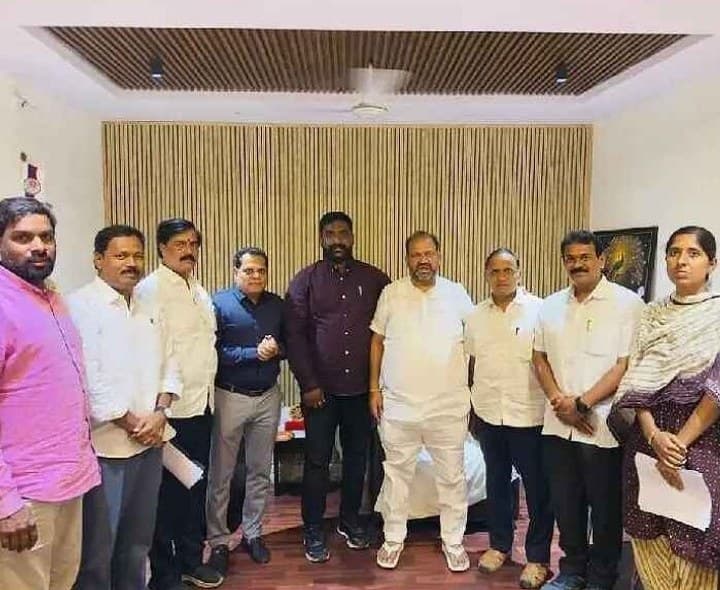 ఉద్యోగుల సమస్యలపై రాష్ట్ర నాయకులతో భేటీ - Udayam