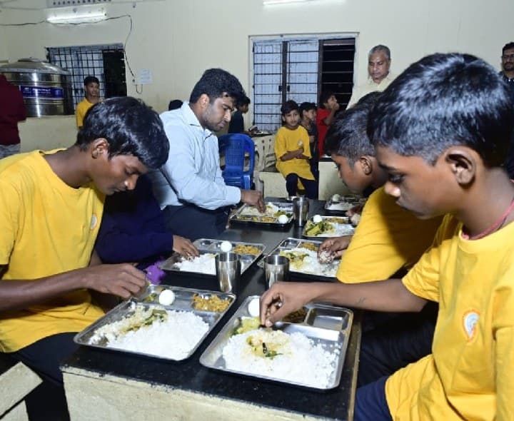 ఇంటిగ్రేటెడ్ బాయ్స్ హాస్టల్ సందర్శనలో కలెక్టర్ అభిషిక్త్ కిశోర్ - Udayam