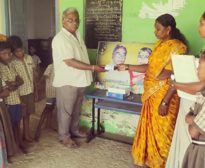 గిరిజనులకు కంటి అద్దాలు పంపిణీ - Udayam