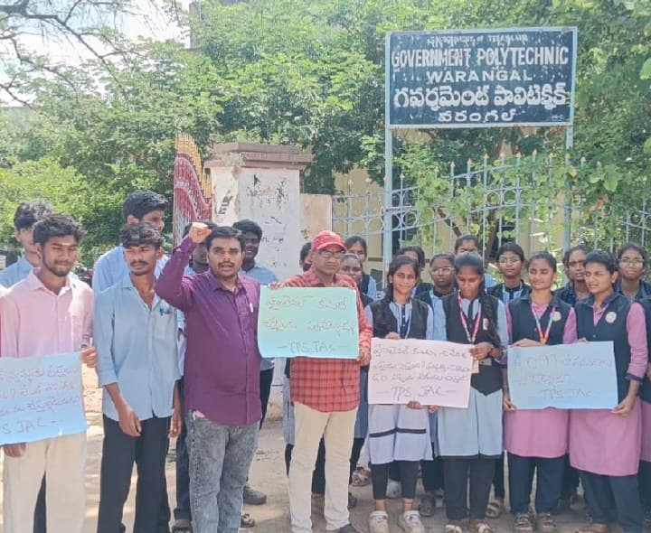 పాలిటెక్నిక్ విద్యార్థుల ఆందోళన కొనసాగింపు - Udayam