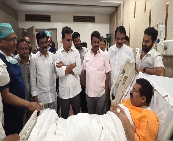 ముఠా గోపాల్ను పరామర్శించిన కేటీఆర్ - Udayam