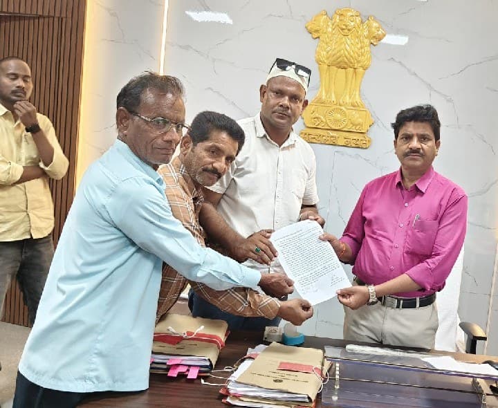 అర్బన్ తహసిల్దార్ కార్యాలయంలో జనన మరణ స్వీకరణ పత్రాల రద్దు పై ఫిర్యాదు - Udayam