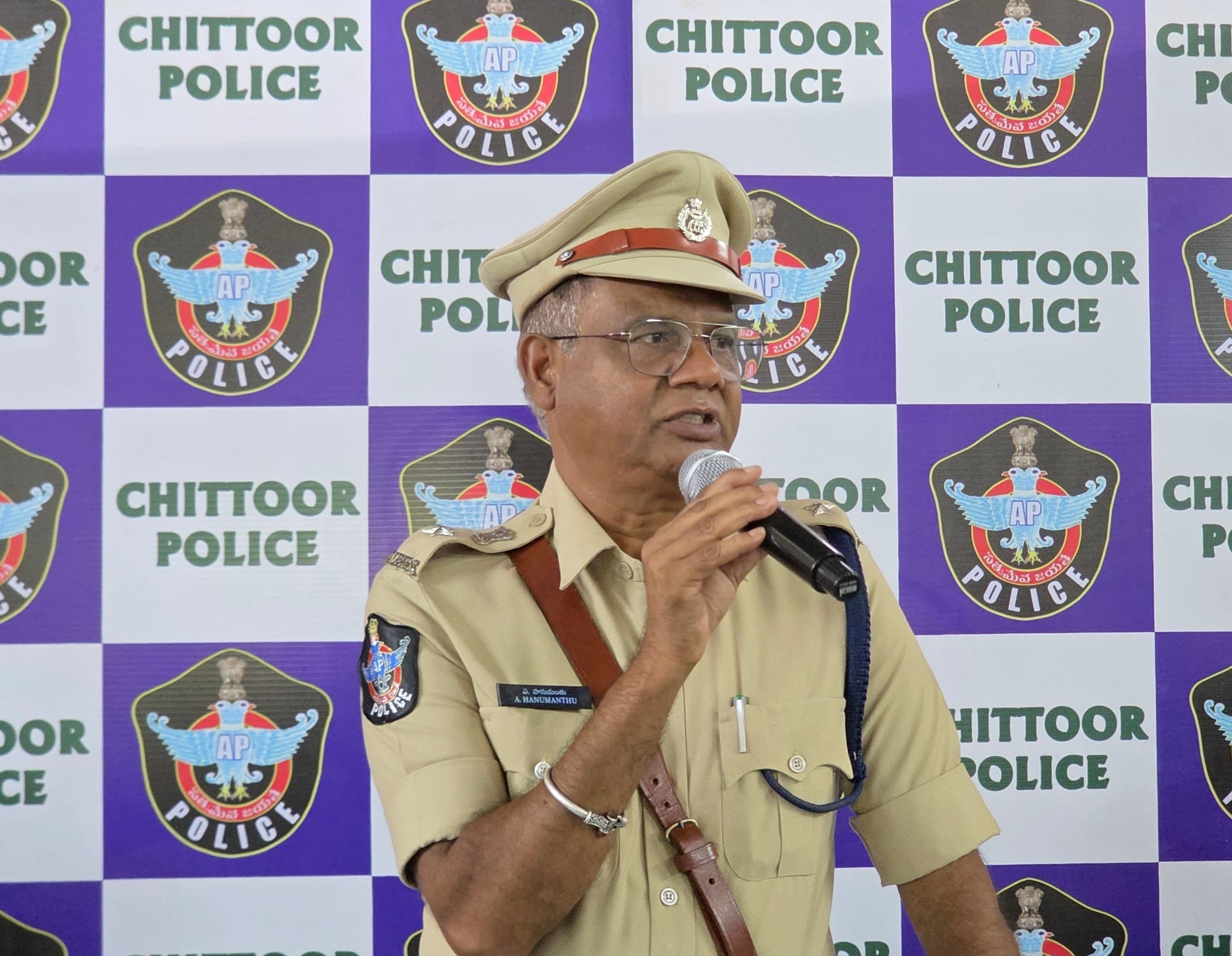 క్రమశిక్షణతో విధులు నిర్వహించాలి: కమాండెంట్ హనుమంతు - Udayam Digital