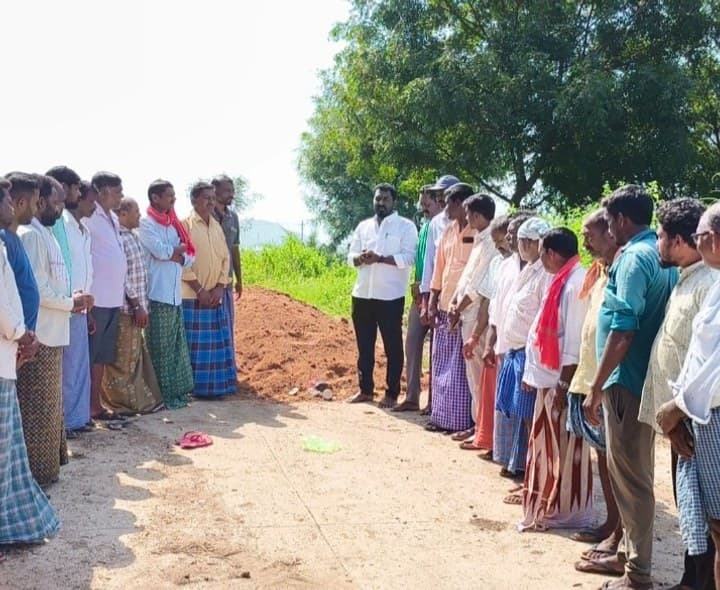 సొంత ఖర్చులతో రోడ్డు పోయించిన సర్పంచ్ కాసారపు బాలగౌడ్ - Udayam