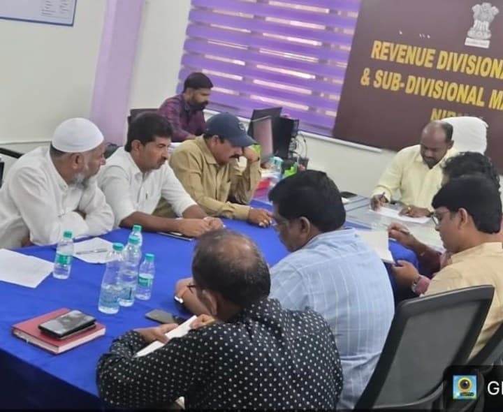 ఎస్ ఐ ఆర్ పునఃపరిశీలన రాజకీయ నాయకులు అధికారులతో సమీక్ష - Udayam
