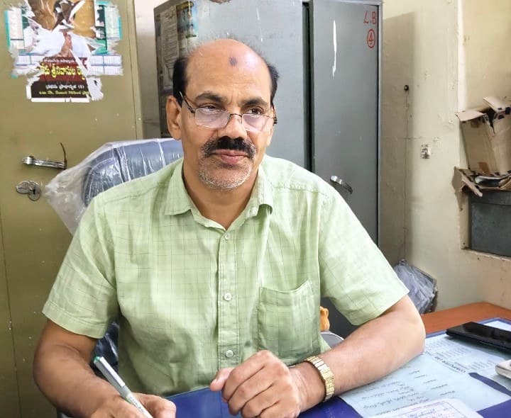 రేపు హెచ్ఎం ల సమావేశం : డీఈవో - Udayam