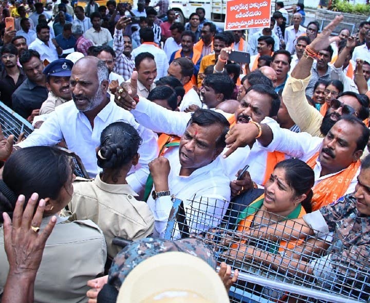 నిజామాబాద్ లో మున్సిపల్ కార్యాలయం ముట్టడి - Udayam