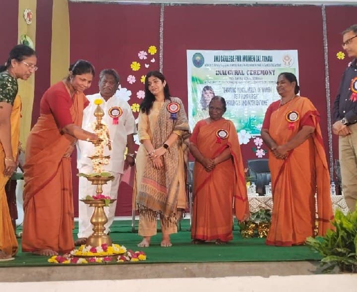 జాతీయ సదస్సులో మహిళా కమిషన్ ఛైర్పర్సన్ - Udayam