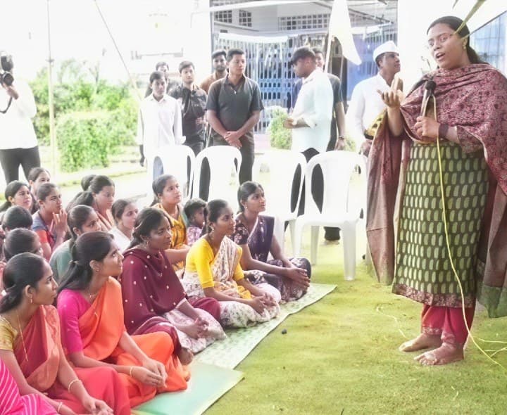 మహిళలు ఆర్థికంగా ఎదగాలి: కలెక్టర్ - Udayam