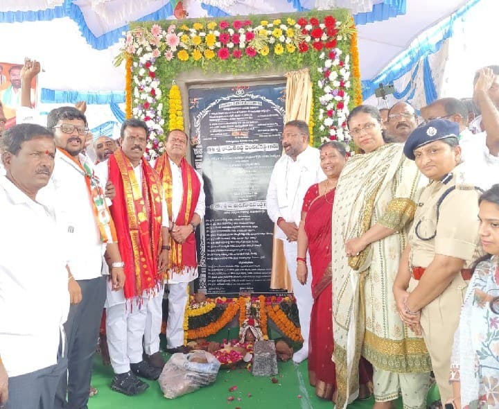 రోడ్డు నిర్మాణం పనులకు శంకుస్థాపన - Udayam