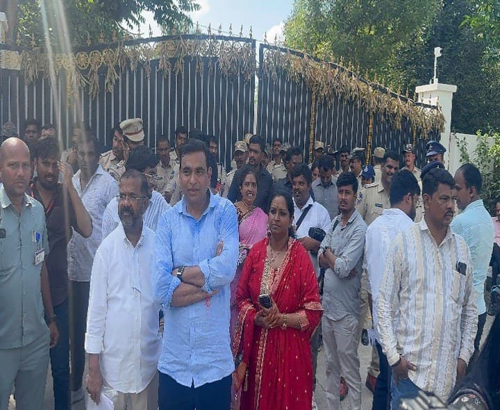 ఫామ్హౌస్ను సందర్శించిన ప్రజాప్రతినిధులు - Udayam