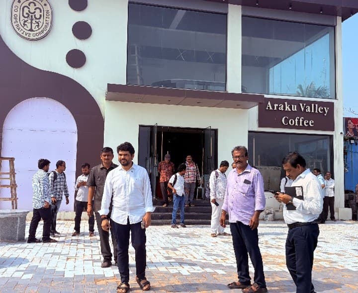 అరకు వ్యాలీ కాఫీ కేఫ్ను సందర్శించిన GCC చైర్మన్ - Udayam