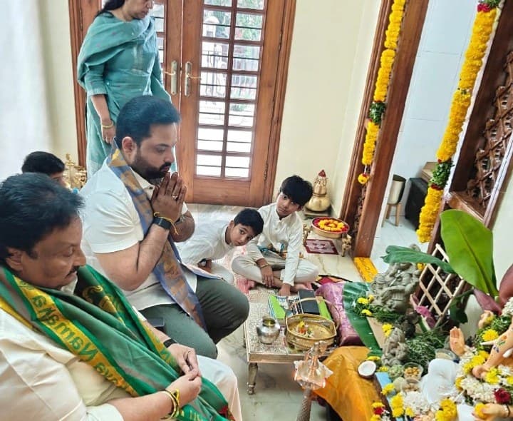 గణనాథుడి ఆశీస్సులు ప్రజలందరిపై ఉండాలి - Udayam