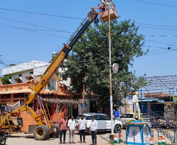 ధర్పల్లి మండల కేంద్రంలో జిపి నిధులతో గాంధీచౌక్ వద్ద హైమాక్స్ లైట్లు ఏర్పాటు - Udayam