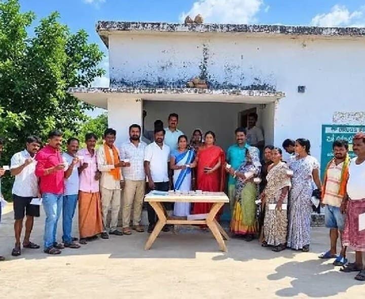 లబ్ధిదారులకు రేషన్ కార్డులు పంపిణీ - Udayam