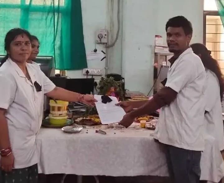 వినాయకునికి వినతిపత్రం ఇస్తూ వినూత్న నిరసన - Udayam
