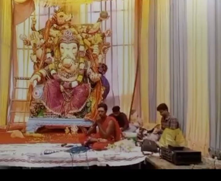 కుటుంబ సమేతంగా మోదక హోమంలో భక్తులు - Udayam