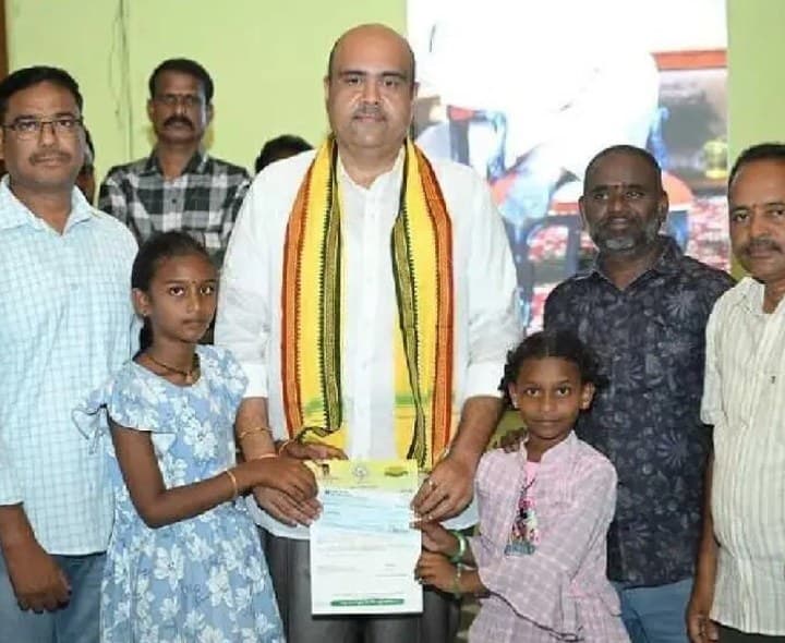 సీఎం సహాయ నిధి చెక్కుల పంపిణీ - Udayam