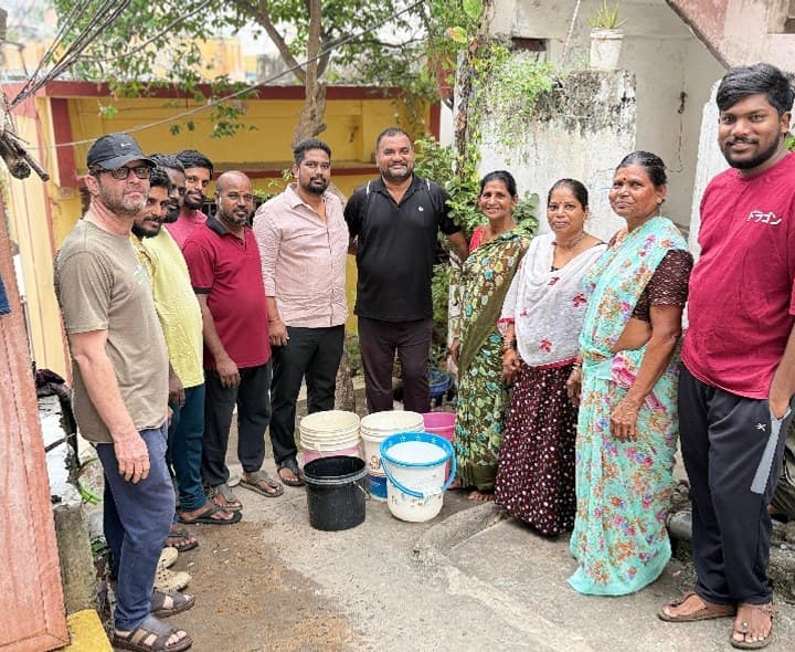 63వార్డ్ లొ మంచి నీటి సమస్యలు తెలుసుకున్న వైసీపీ కార్యకర్తలు - Udayam