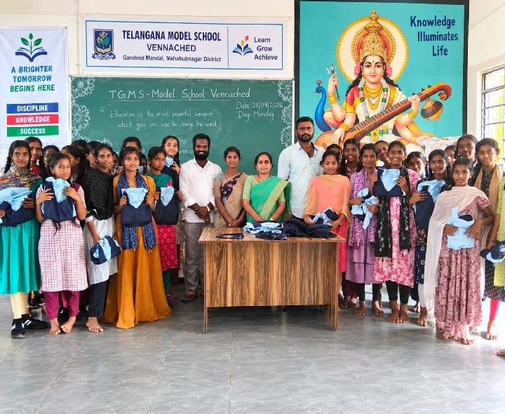 మోడల్ స్కూల్ విద్యార్థులకు డ్రెస్సుల పంపిణీ - Udayam