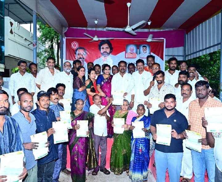 పి గన్నవరం ఎమ్మెల్యే చేతుల మీదుగా సీఎం రిలీఫ్ ఫండ్ చెక్కులు - Udayam
