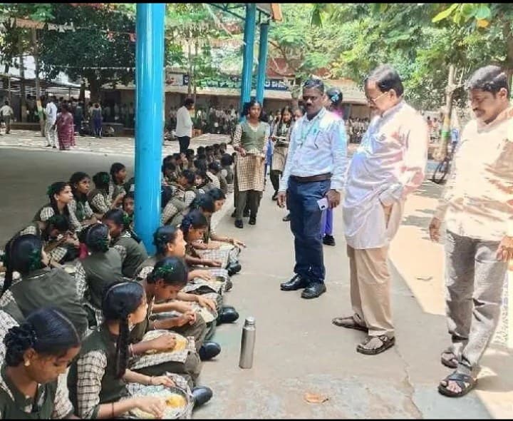 తాళ్ళవలస పాఠశాలలో ఎస్ఎంసీ ఎన్నికలు - Udayam