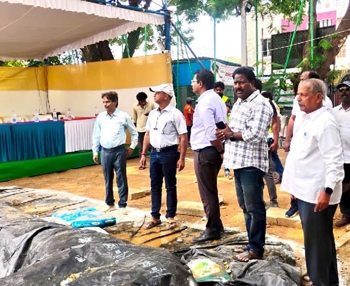 నిమజ్జన కొలనును పరిశీలించిన అధికారులు - Udayam