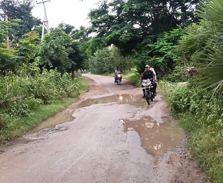 గుంతలతో అధ్వానంగా రహదారి