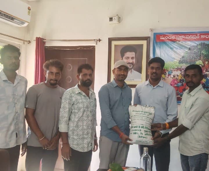 ఎంపీడీవోకు వర్మీ కంపోస్ట్ అందజేత - Udayam