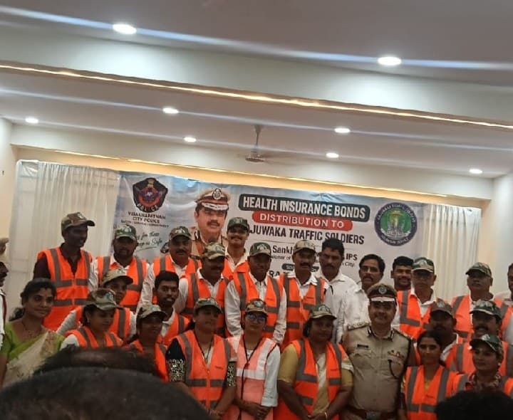 గాజువాక ట్రాఫిక్ పోలీస్ కి ఇన్సూరెన్స్ బాండ్లు అందజేత - Udayam