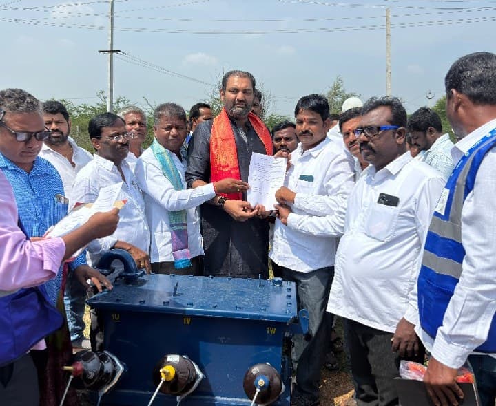 రాజాపూర్లో 15 ట్రాన్స్ఫార్మర్లు పంపిణీ - Udayam