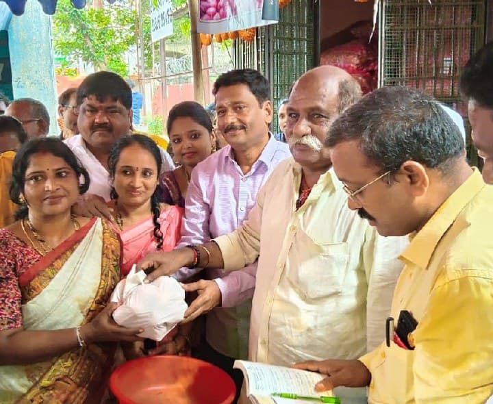 ప్రభుత్వ రాయితీ ఉల్లి కౌంటర్ ప్రారంభించిన ఎమ్మెల్యే వెలగపూడి రామకృష్ణబాబు - Udayam