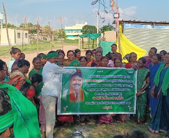 ఎమ్మెల్యే పాయల్ శంకర్కు ఆదివాసీల పాలాభిషేకం - Udayam