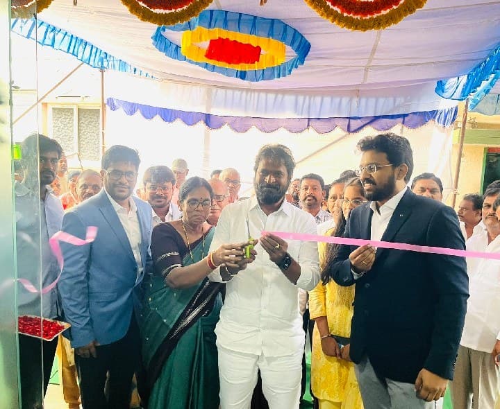 క్రిటికల్ కేర్ యూనిట్ను ప్రారంభించిన మాజీ మంత్రి - Udayam