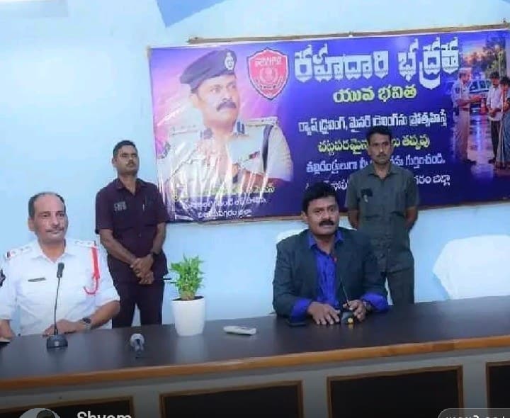మైనర్లకు వాహనాలిస్తే తల్లిదండ్రులపై కేసుల - Udayam