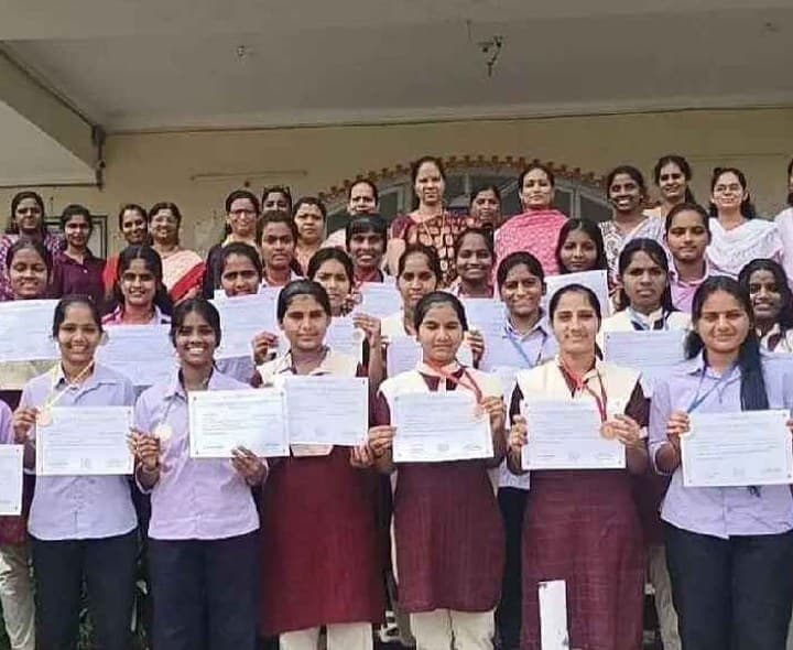 అథ్లెటిక్స్ లో మర్కల్ విద్యార్థినుల సత్తా - Udayam