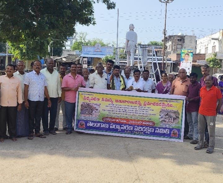 కోతులను సంరక్షణ కేంద్రాలకు తరలించాలి - Udayam