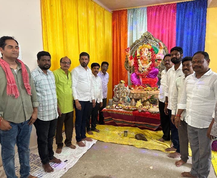 నిర్మల్ ఇంద్రనగర్ దక్షిణ విభాగ్ గణేష్ మండలి లో వైస్ చైర్మన్ పూజలు - Udayam