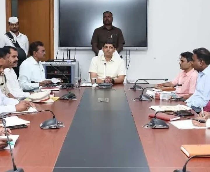 ప్రజాపాలన దినోత్సవానికి ఏర్పాట్లు చేయాలి: కలెక్టర్ - Udayam