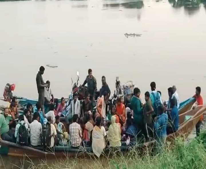 పడవలో భారీగా ప్రయాణికులు - Udayam